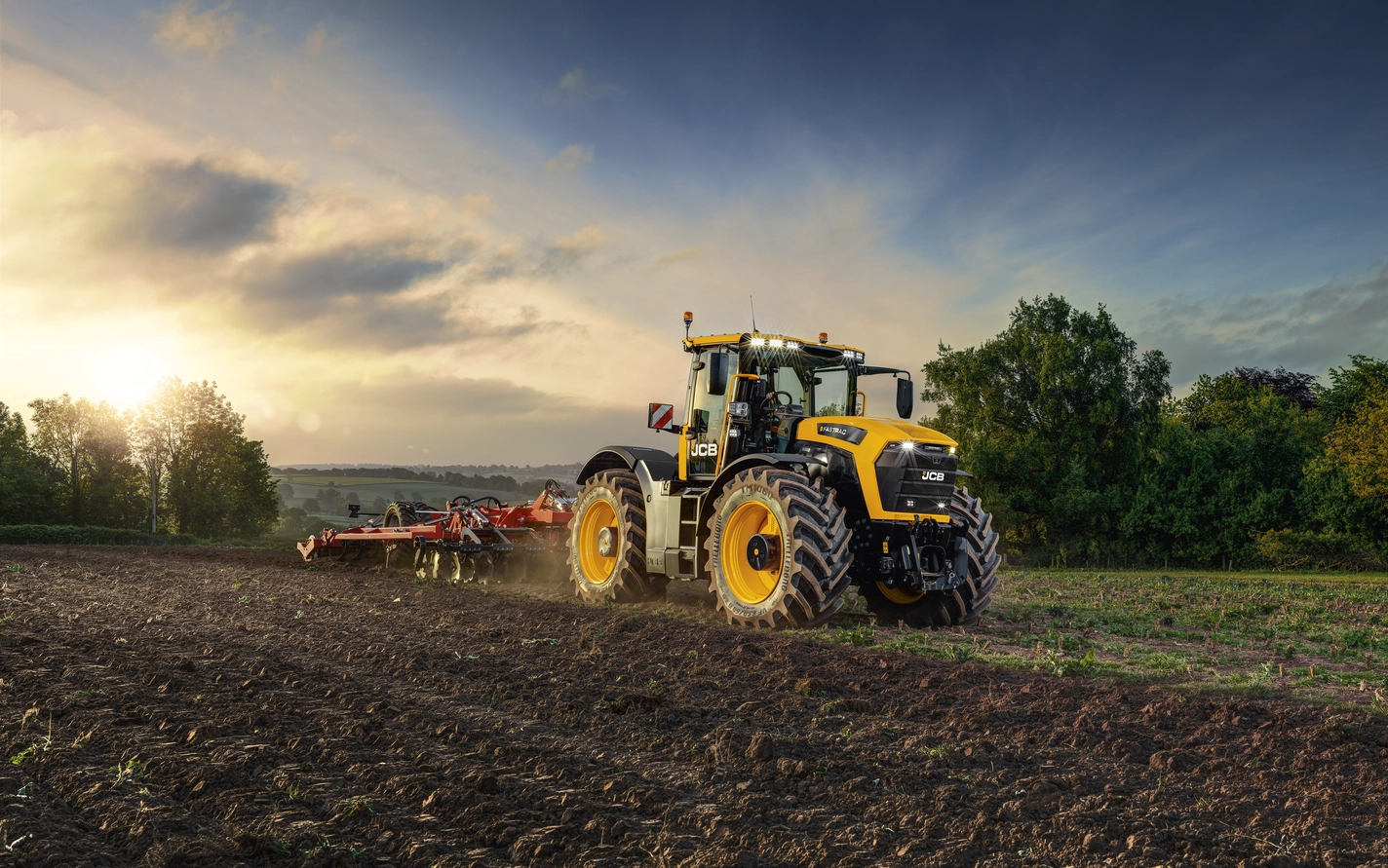 Tracteur JCB FASTRAC série 6000 au travail